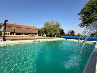 Chalet à San Román de los Montes. Chalet independiente seminuevo con piscina y 3.930 m² de parcela