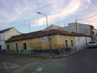 Maison à Calle de malpica 2. Casa de pueblo con solar 167 m2 en esquina, a la entrada del pue