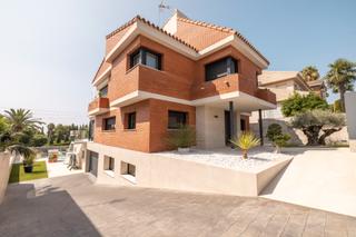 Chalet à Urbanitzacions de Llevant. Exclusiva casa independiente de diseño moderno en tarragona