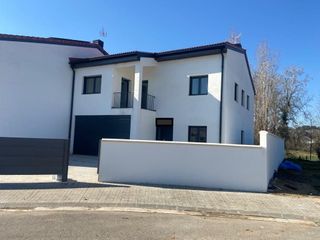 Casa a schiera in Balaguer. Casa adosada con 4 habitaciones con parking y calefacción