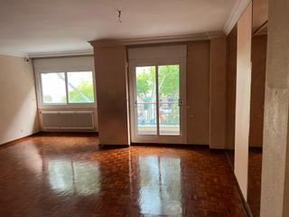 Pis  Carrer dels arbres. Amplio piso de 4 habitaciones frente plaça de la plana