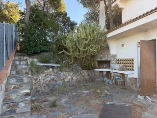 Casa en Carrer antoni gaudí 15. Casa unifamiliar en parcela de 1080 m2 con piscina
