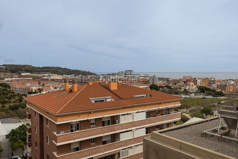 Foto 18ae73ab-8f3f-4cea-9f68-382468d6dd12. Dúplex amb calefacció a Bufalà Badalona