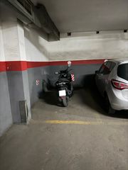 Aparcament cotxe a Carrer de guifré 101. Plaza de aparcamiento en la calle guifré