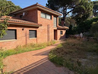 Xalet a Carrer de l'alosa 11. Casa unifamiliar a cuatro vientos con gran jardín