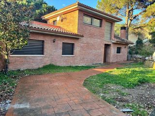 Chalet  Carrer de l'alosa 11. Casa unifamiliar a cuatro vientos con gran jardín