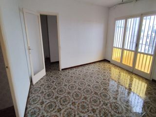 Pis a Carrer de l'escultor manolo hugué 10. Amplio piso de 3 habitaciones