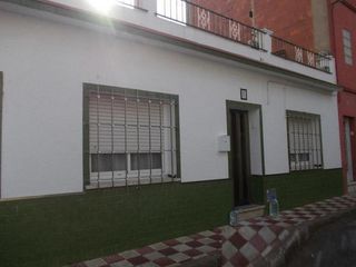 Casa  Carrer doctor fleming. Casa de 3 habitaciones con patio en zona residencial