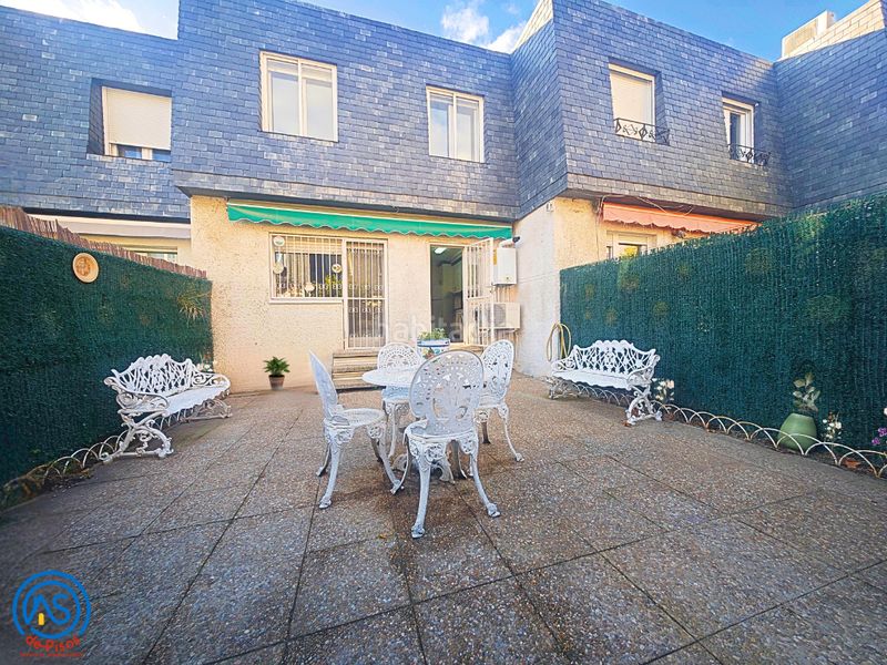 Chalet  en  Calle de somport 24. Vivir en la ciudad y disfrutar de un chalet con jardín?