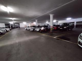 Parking coche en Carrer de jambrina 16. Plaza cómoda para coche pequeño