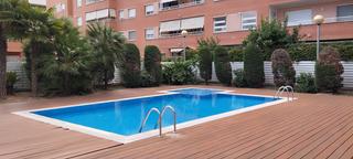 Location Appartement  Carrer de josé agustín goytisolo. Vivienda moderna con todas las comodidades piscina y plaza de pa