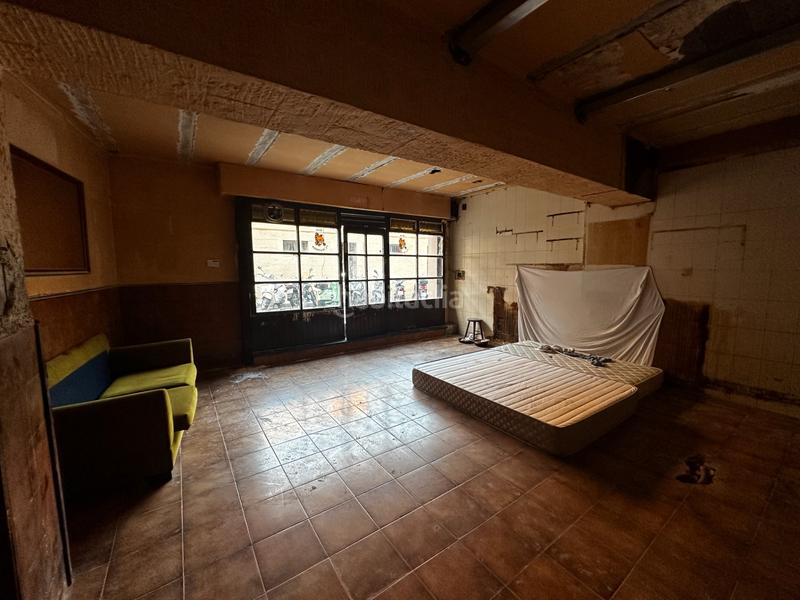 Foto da510fd7-4172-4e4f-80fe-53cf165a3455. Alquiler local comercial en carrer de massens 37 local 500€ 46m2 calle massens en Barcelona