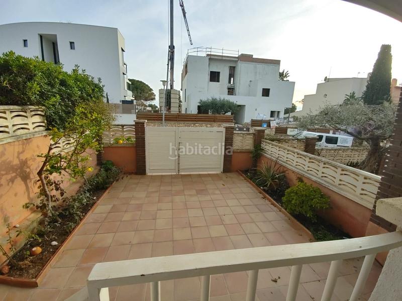 Foto 1e940707-b65c-4c31-b3e8-088a0a9fb1dc. Casa  pareada de 3 habitaciones, baño, aseo, terraza y jardín. en Torredembarra