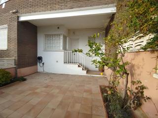 Casa  Carrer del rebolc. Casa pareada de 3 habitaciones, baño, aseo, terraza y jardín.