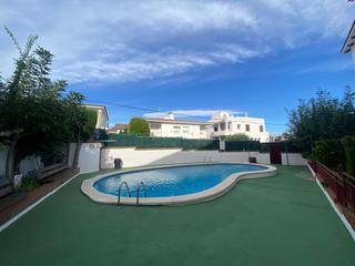 Reihenhaus  Tagamanen. Casa adosada de 6 dormitorios y 3 baos con piscina comunitaria