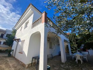 Casa  Del pont. Chalet de dos planta con jardín y 7 dormitorios