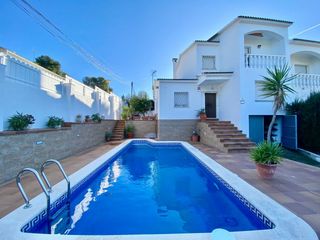 Semi detached house  Liles. Pareada de 4 dormitorios, jardín, piscina privada y garaje.
