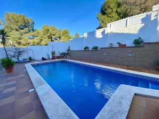 Casa adossada  Liles. Pareada de 4 dormitorios, jardín, piscina privada y garaje.