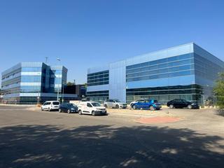 Industrial building in Avenida de madrid 86