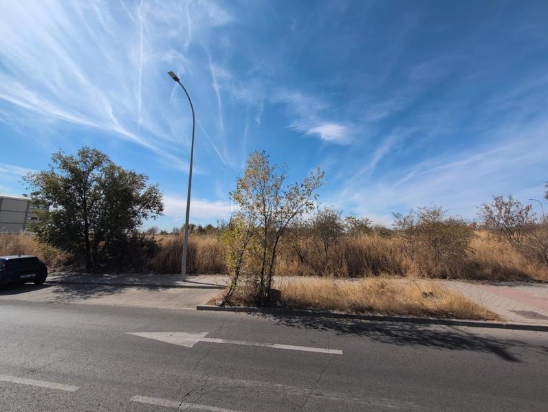 Foto 39da7130-a9cd-403e-afba-3c544f734915. Solar industrial en calle vigil 18 nave comercial en Madrid