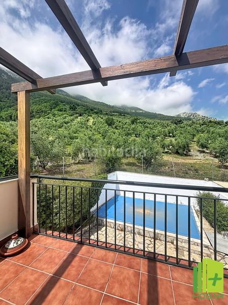 Foto 5a529a35-4a42-42e4-9ae2-d6d1b0ae208a. Casa aparellada amb piscina a Jabalcuz Jaén