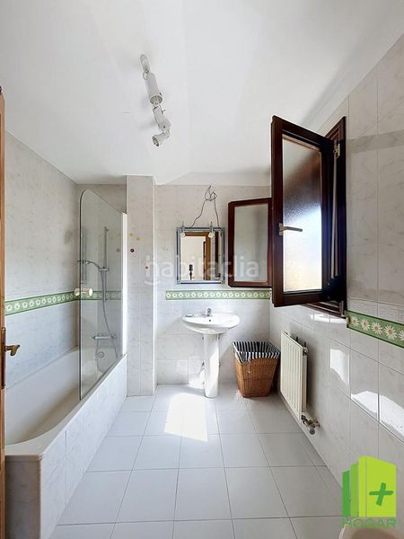 Foto b6ad6247-3bb9-41e9-ba54-bd638d91bc5f. Casa aparellada amb piscina a Jabalcuz Jaén