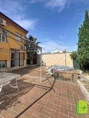Casa adossada en Guardia de Ja�n (La). Una gran casa a un paso de la ciudad