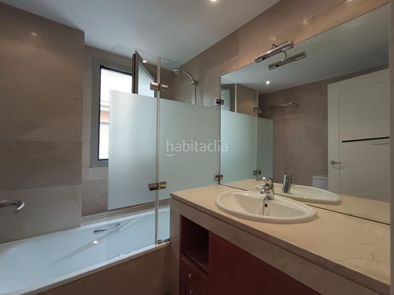 Foto 1c7b2adb-dd9c-4e69-8227-cfc7672f6260. Pis amb calefacció aparcament piscina a Sanchinarro Madrid