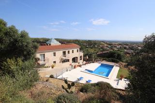 Casa  Plaça major. Casa de 500m2 con piscina con magníficas vistas al alt empordà