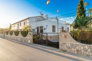 Masía en Orihuela Ciudad. Presentamos una propiedad uacutenica sobre una parcela de 10.400