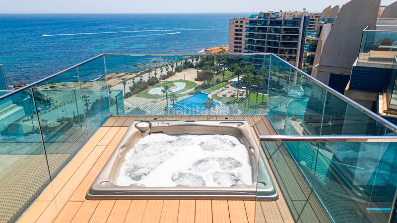 Foto a62c9330-af50-4f2e-82e8-efe1ff0f7fa3. Ático presentamos este exclusivo aacutetico con vistas panoraacutemicas al mar, ubicado en el codiciado complejo residencial sea senses en Torrevieja