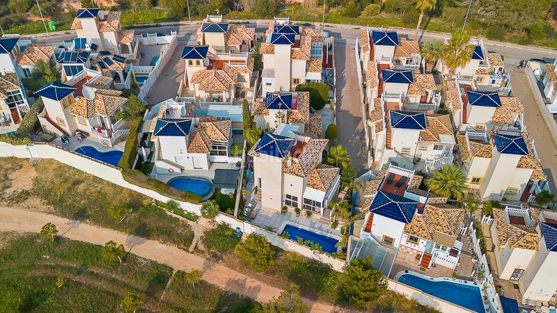 Foto 9cbe5a21-3927-4ee0-86c7-43fe219f9441. Casa ubicada en la prestigiosa playa flamenca, esta villa independiente orientada al sur ofrece la combinacioacuten perfecta de eleganc en Orihuela