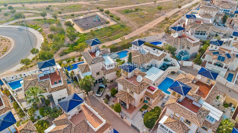 Foto df739713-882c-409f-874c-54cb48485fbd. Casa ubicada en la prestigiosa playa flamenca, esta villa independiente orientada al sur ofrece la combinacioacuten perfecta de eleganc en Orihuela