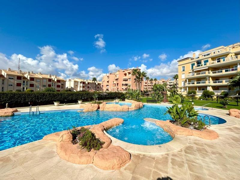 Foto aef98b99-7ce5-4353-84a4-a32c460aba87. Penthouse with pool in Aguamarina Orihuela