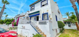 House in Villamartín-Las Filipinas. Descubra este excepcional adosado esquinero situado en la presti