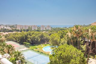 Appartamento in Campoamor. Presentamos este encantador apartamento situado en la exclusiva