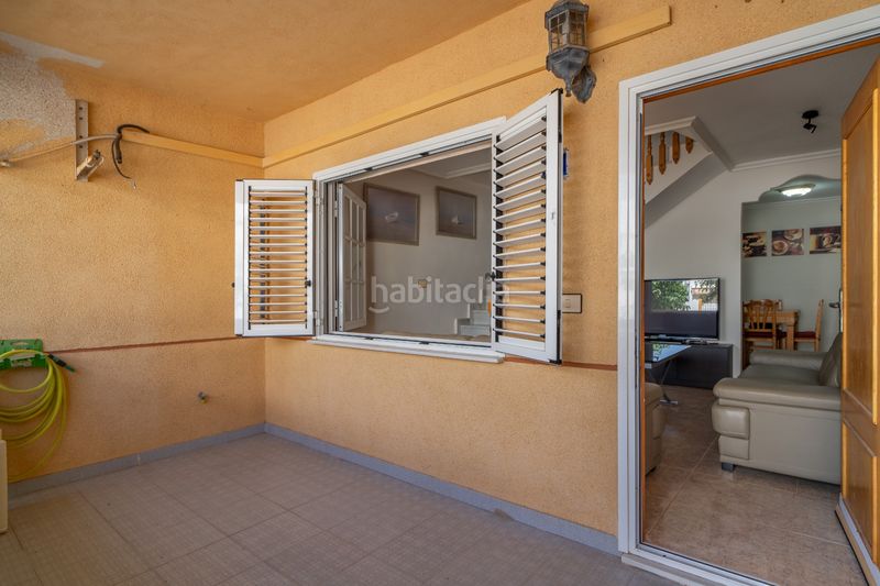 Foto 0a129b67-8250-4728-a86d-90aa40dec80c. Casa adosada este elegante duacuteplex en la Torre de la Horadada, ubicado junto a la playa de rocamar y a escasa distancia de la playa de las en Pilar de la Horadada