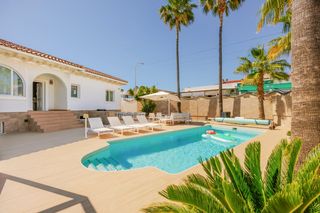 Casa a Centro de la Ciudad Quesada. Bienvenido a esta hermosa villa con una ubicacioacuten privilegi