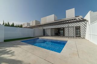 Casa adossada a Jerónimo y Avileses. Desde el primer momento, la propiedad invita a disfrutar un acog