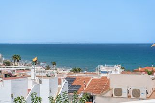 Casa adossada a Torreblanca. Esta fantaacutestica vivienda se distribuye en tres plantas y of