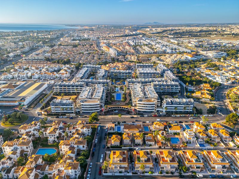 Foto ceb04fa0-49b6-42b9-ba83-d84cf258d0c4. Pis amb calefacció aparcament piscina a Playa Flamenca Orihuela