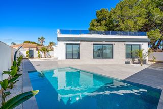 Haus in Centro de la Ciudad Quesada. Descubre la esencia del lujo mediterraacuteneo en este espectacu