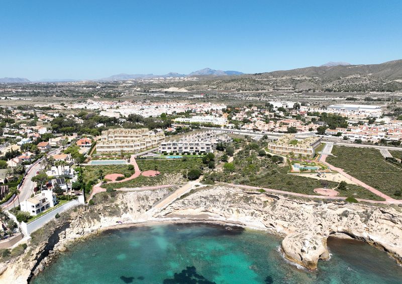 Foto 28119f74-bbbd-49e9-b08e-0aa97d22abdc. Casa adosada adosado en primera liacutenea en el campelloeste exclusivo adosado en el campello ofrece vistas impresionantes al mar y una ubicac en Campello (el)