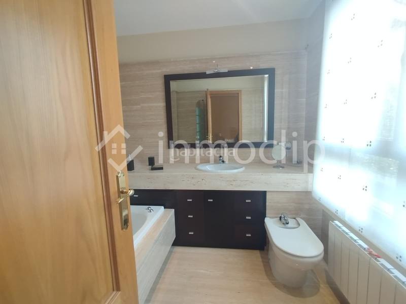 Foto e070c903-648c-439b-9e2f-b69a9ebfa0d3. Casa chalet en venta en Villamayor