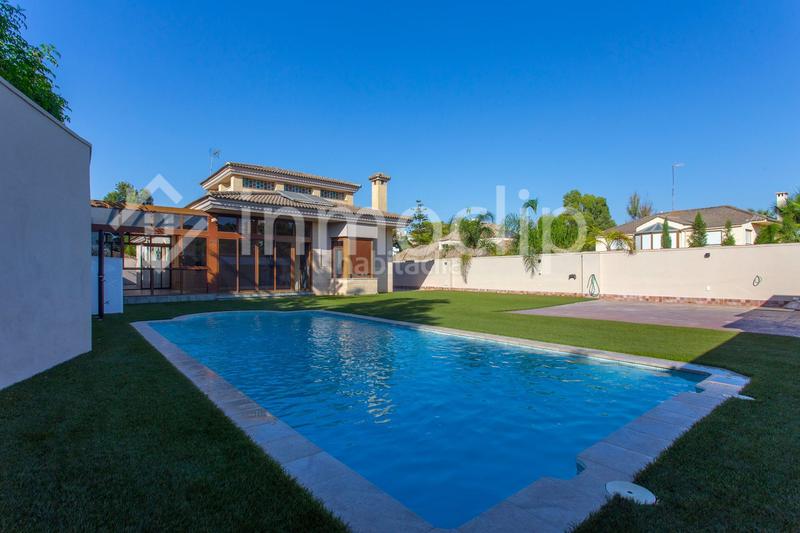 Foto 4cfc37d2-1479-402a-9100-2f54e46e0a3f. Casa chalet en venta en Parque Avenida Jerez de la Frontera