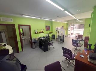 Lloguer Local Comercial a Carrer de ponent 28. Local comercial como peluqueria listo para ejercer la actividad