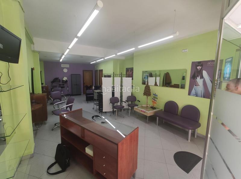 Foto 11cec7f1-86ea-469f-8e5c-11f3c850195d. Local comercial  como peluqueria listo para ejercer la actividad en Canovelles