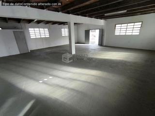 Lloguer Local Comercial a Canovelles. Amplio local situado en primera planta