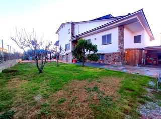 Casa a Santa Eulàlia de Ronçana. Amplia casa con 4 hab  estudio y garaje para 5 vehiculos