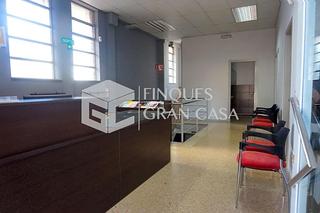 Local Comercial  Carrer maria palau. Amplio local esquinero